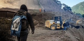 Imagen ilustrativa: del lado izquierdo, un migrante emprendiendo su camino; del lado derecho, el derrumbe del proyecto vial de mejoramiento de la carretera Tajumulco–aldea Tocache (San Pablo, San Marcos), valorado en Q252 millones, que colapsó en julio de 2021.