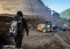 Imagen ilustrativa: del lado izquierdo, un migrante emprendiendo su camino; del lado derecho, el derrumbe del proyecto vial de mejoramiento de la carretera Tajumulco–aldea Tocache (San Pablo, San Marcos), valorado en Q252 millones, que colapsó en julio de 2021.