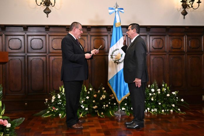 Presidente Bernardo Arévalo juramenta al nuevo fiscal mientras Porras presentaba informe de labores.