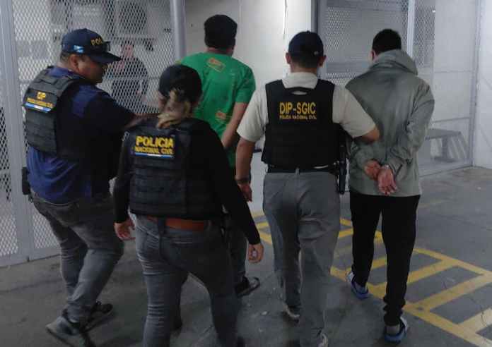 Empleados de Migración coordinaban ingreso de colombianos con pasaportes manipulados y vínculos a cobros 
