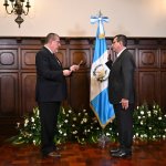 Presidente Bernardo Arévalo juramenta al nuevo fiscal mientras Porras presentaba informe de labores. Foto La Hora: SCSP