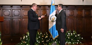 Presidente Bernardo Arévalo juramenta al nuevo fiscal mientras Porras presentaba informe de labores. Foto La Hora: SCSP