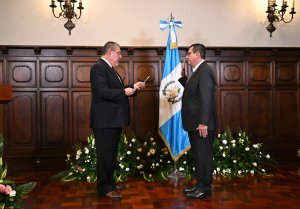 Presidente Bernardo Arévalo juramenta al nuevo fiscal mientras Porras presentaba informe de labores