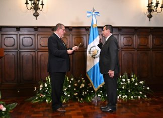 Presidente Bernardo Arévalo juramenta al nuevo fiscal mientras Porras presenta informe de labores Presidente Bernardo Arévalo juramenta al nuevo fiscal mientras Porras presentaba informe de labores. Foto La Hora: SCSP