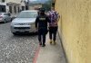 La persona detenida escondía la droga en una caja de madera en el interior de su vehículo. Foto La Hora: PNC