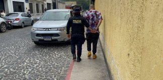 Sorprenden y arrestan a hombre que tenía escondido en su vehículo «cocaína rosa» La persona detenida escondía la droga en una caja de madera en el interior de su vehículo. Foto La Hora: PNC
