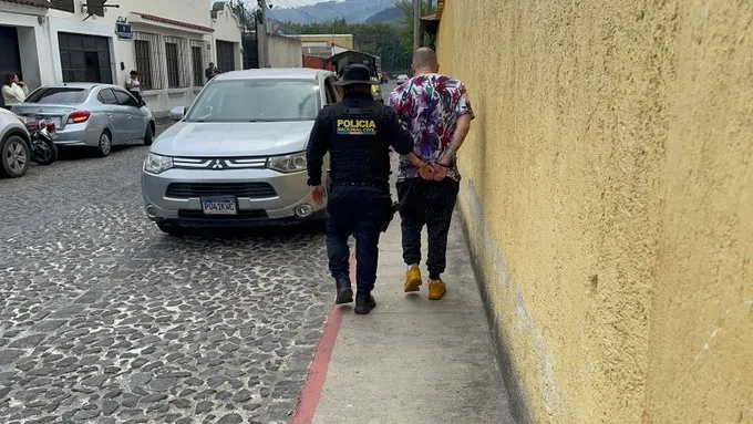 PNC RN-10 Droga Tusi La persona detenida escondía la droga en una caja de madera en el interior de su vehículo. Foto La Hora: PNC