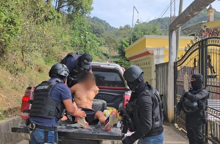 Capturan a un cuarto sospechoso de participar en el secuestro de hombre en Huehuetenango La PNC informó que en el lugar donde fue detenida la cuarta persona se encontraron documentos personales, teléfonos celulares y ocho cámaras, aunque no especificó de qué tipo. Foto La Hora PNC