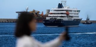 El crucero neerlandés MV Hondius se abasteció de combustible este lunes en el puerto de Granadilla de Abona (Tenerife).