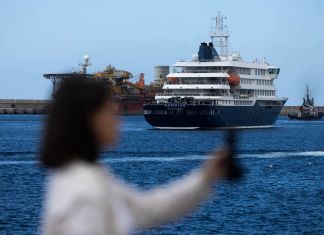 El crucero neerlandés MV Hondius se abasteció de combustible este lunes en el puerto de Granadilla de Abona (Tenerife).