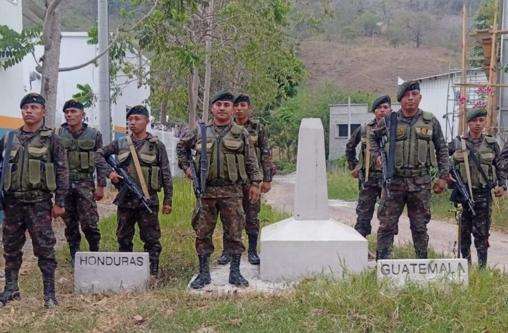 Ejército reporta incursión de 9 carros hondureños en Esquipulas: un muerto tras intercambio de disparos Fotografía de soldados guatemaltecos en la frontera con Honduras para reforzamiento de controlores de seguridad. Foto La Hora: Ejército de Guatemala