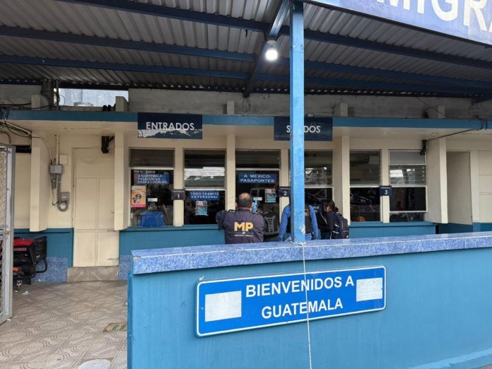 Operativo “Gota a Gota, fase migración” deja 15 capturados, entre ellos delegados del Instituto de Migración . Foto La Hora: MP.