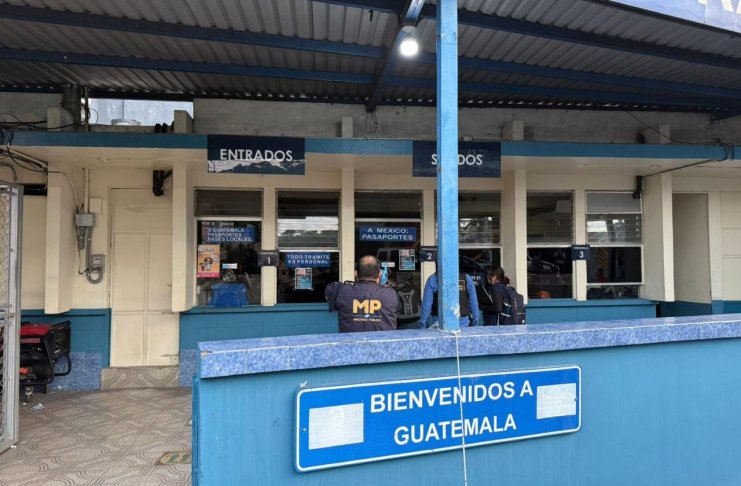 Operativo “Gota a Gota, fase migración” deja 15 capturados, entre ellos delegados del Instituto de Migración . Foto La Hora: MP.
