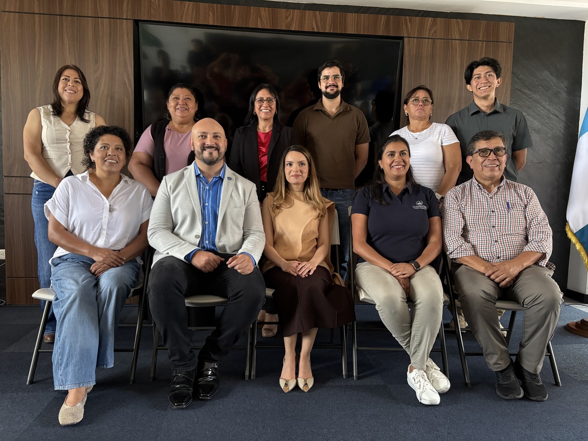 Luis Arturo Ramírez, subgerente de Asuntos Corporativos de Walmart Guatemala; Andrea Monzón, directora general de Operaciones de Cámara de Industria de Guatemala; junto a representante de pymes participantes en el programa. Foto: José Orozco/La Hora.