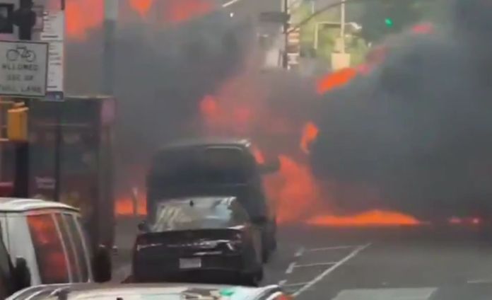 Un vehículo se incendió y explotó cerca de la estatua del Toro de Wall Street (Charging Bull) en pleno Distrito Financiero de Manhattan.