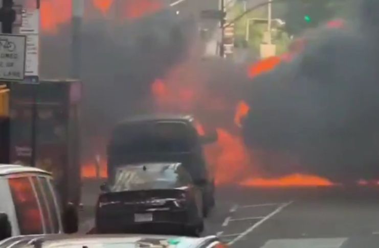 Se incendia y estalla vehículo cerca del Toro de Wall Street en Nueva York Un vehículo se incendió y explotó cerca de la estatua del Toro de Wall Street (Charging Bull) en pleno Distrito Financiero de Manhattan.