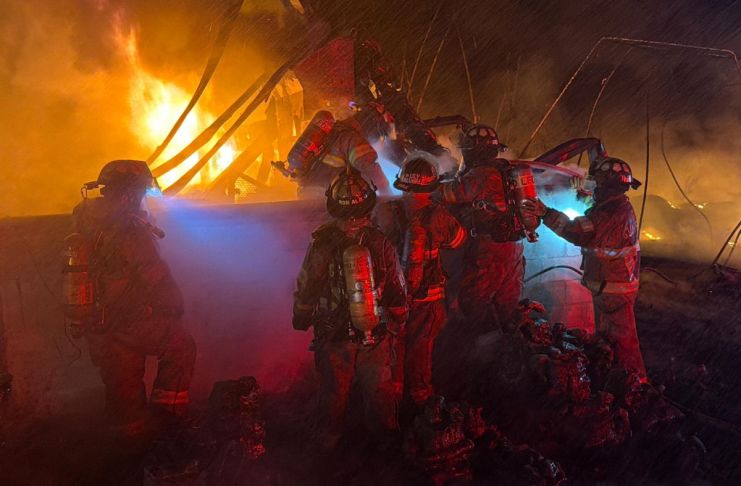 Incendio de fábrica en el kilómetro 19 de la Ruta al Atlántico. Foto La Hora: Bomberos Voluntarios