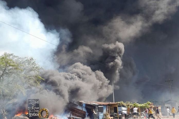 Incendio de vehículo de transporte pesado en la ruta al Atlántico. Foto La Hora: Asonbomd