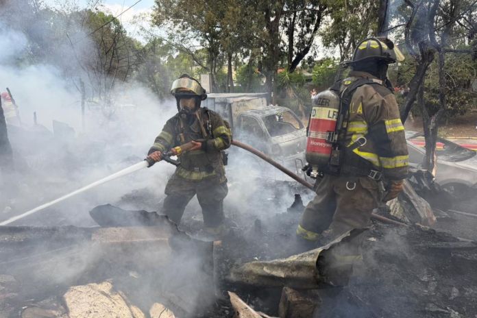 Incendio registrado en el interior de la colonia Aurora II, en la zona 13 capitalina. Foto La Hora: Bomberos Voluntarios