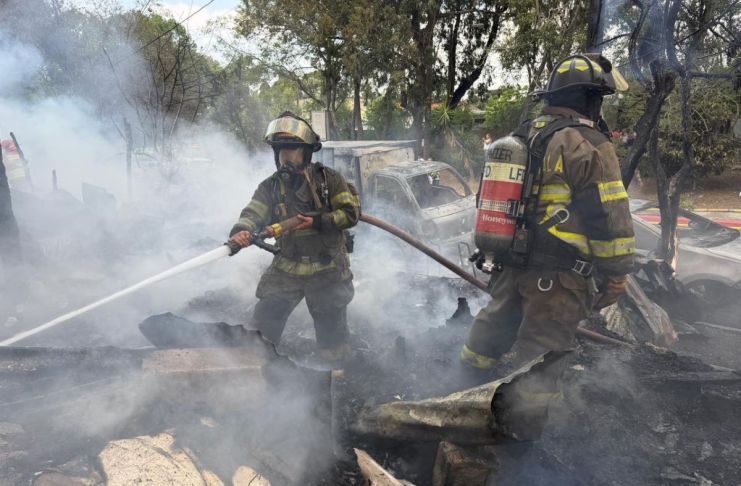 Incendio registrado en el interior de la colonia Aurora II, en la zona 13 capitalina. Foto La Hora: Bomberos Voluntarios