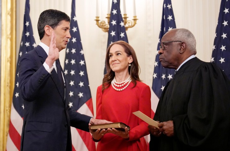 Kevin Warsh toma juramento como nuevo presidente de la Reserva Federal y promete actuar con “independencia” Kevin Warsh asumió este viernes como nuevo presidente de la Reserva Federal de EE. UU.