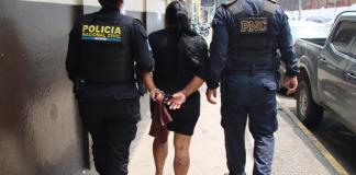Mujer pretendia visitar a su pareja en cárcel de Escuintla y termino recapturada por lavado de dinero. Foto La Hora: PNC.