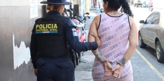 Capturan en Palín a alias “La Baby”, presunta integrante del Barrio 18, quien portaba una pistola ilegal sin documentación.