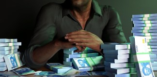 La Superintendencia de Bancos advierte importancia de aprobar la Ley Antilavado para cumplir con estándares internacionales. Foto La Hora: RODWORKS/Shutterstock