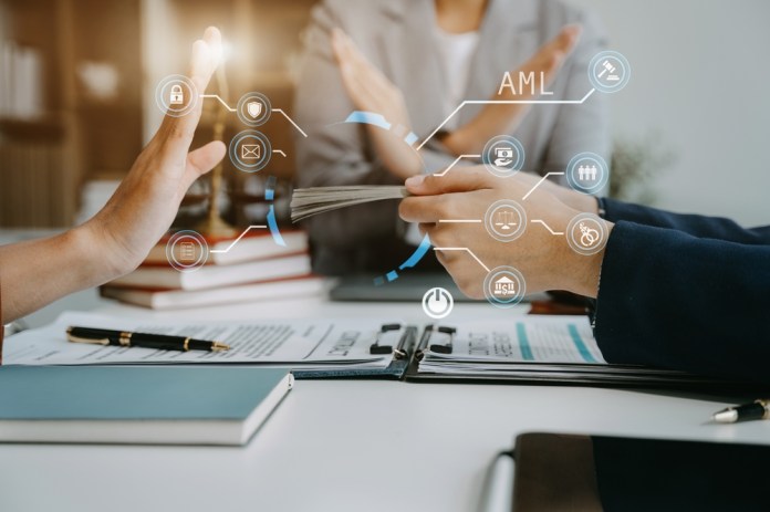 Judge,In,A,Courtroom,Using,Laptop,And,Tablet,With,Aml La Superintendencia de Bancos reitera la importancia de aprobar la iniciativa que norma el lavado de dinero. Foto La Hora: THICHA SATAPITANON/Shutterstock