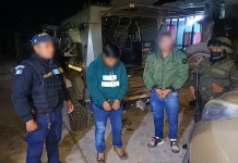 Hombres que intentaban cruzar a México para vender una camioneta de lujo robada son detenidos por PNC. Foto La Hora: PNC.