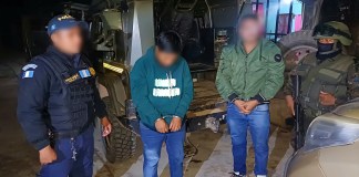 Hombres que intentaban cruzar a México para vender una camioneta de lujo robada son detenidos por la PNC Hombres que intentaban cruzar a México para vender una camioneta de lujo robada son detenidos por PNC. Foto La Hora: PNC.