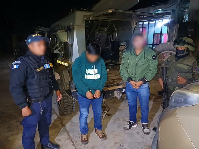 LuJO Hombres que intentaban cruzar a México para vender una camioneta de lujo robada son detenidos por PNC. Foto La Hora: PNC.