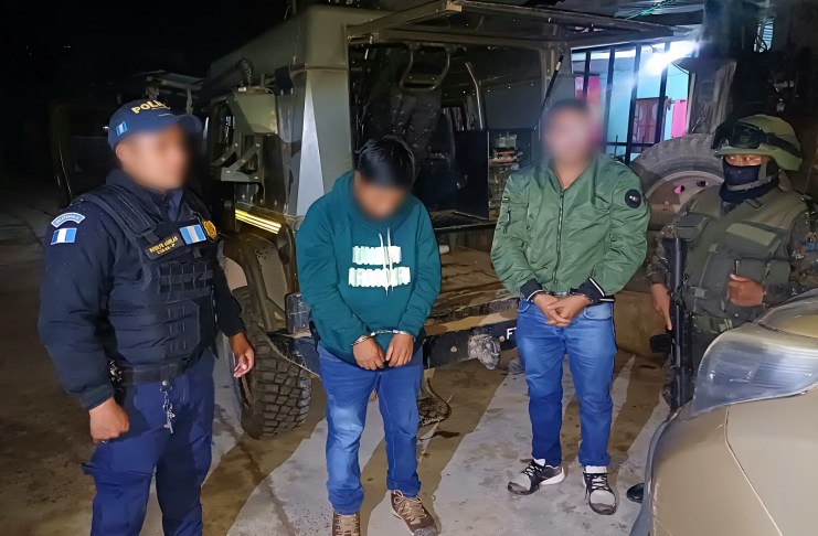 Hombres que intentaban cruzar a México para vender una camioneta de lujo robada son detenidos por la PNC Hombres que intentaban cruzar a México para vender una camioneta de lujo robada son detenidos por PNC. Foto La Hora: PNC.
