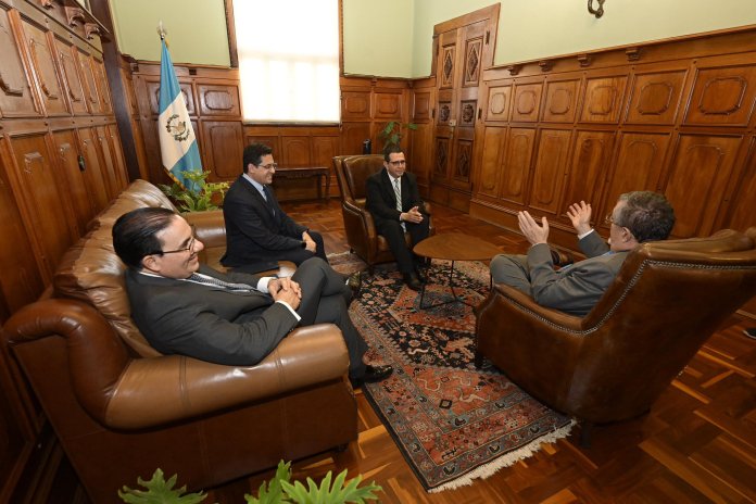 El presidente Bernardo Arévalo entrevistó a Gabriel García Luna el pasado 28 de abril. Foto La Hora: Presidencia.