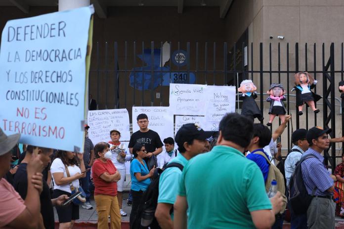 Manifestación frente al Ministerio Público por la salida de Consuelo Porras. Foto La Hora: Daniel Ramírez