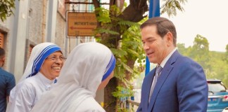 El secretario de Estado de EE.UU., Marco Rubio, saluda a varias hermanas mientras visita un convento de las Misioneras de la Caridad en Calcuta este sábado, en el marco de su visita de cuatro días a la India. Foto La Hora: EFE