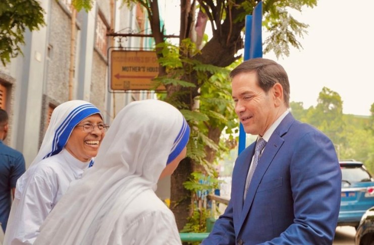 El secretario de Estado de EE.UU., Marco Rubio, saluda a varias hermanas mientras visita un convento de las Misioneras de la Caridad en Calcuta este sábado, en el marco de su visita de cuatro días a la India. Foto La Hora: EFE