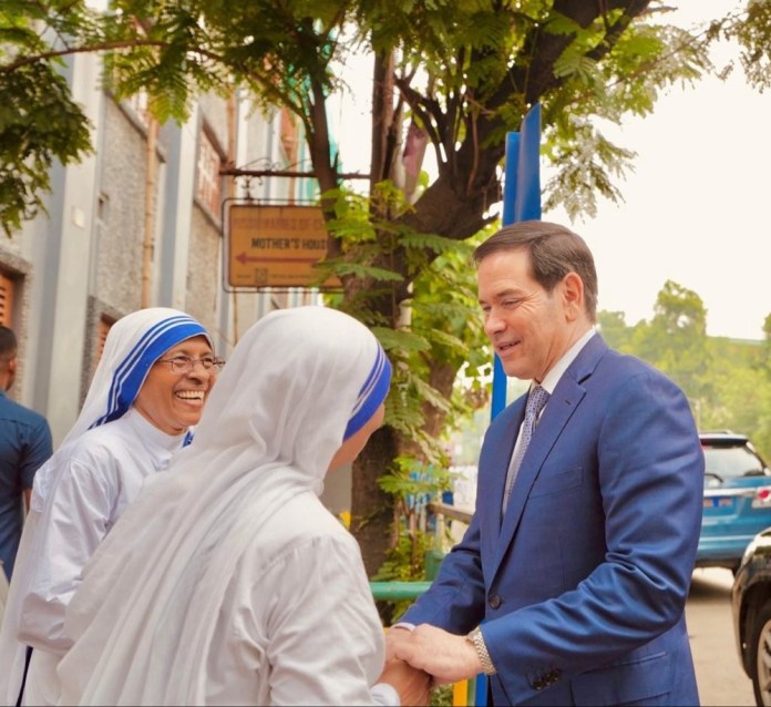 El secretario de Estado de EE.UU., Marcos Rubio, visita la India El secretario de Estado de EE.UU., Marco Rubio, saluda a varias hermanas mientras visita un convento de las Misioneras de la Caridad en Calcuta este sábado, en el marco de su visita de cuatro días a la India. Foto La Hora: EFE