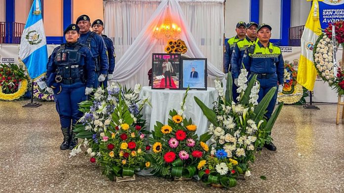 En el salón municipal se llevó a cabo el homenaje al concejal segundo donde estuvo presente el alcalde Juan Carlos Pellecer, integrantes del concejo y vecinos. Foto La Hora: Juan Carlos Pellecer/FB