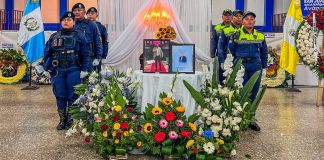 Rinden último adiós a concejal de San Juan Sacatepéquez fallecido en ataque armado En el salón municipal se llevó a cabo el homenaje al concejal segundo donde estuvo presente el alcalde Juan Carlos Pellecer, integrantes del concejo y vecinos. Foto La Hora: Juan Carlos Pellecer/FB