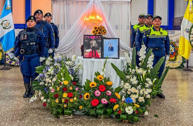 En el salón municipal se llevó a cabo el homenaje al concejal segundo donde estuvo presente el alcalde Juan Carlos Pellecer, integrantes del concejo y vecinos. Foto La Hora: Juan Carlos Pellecer/FB