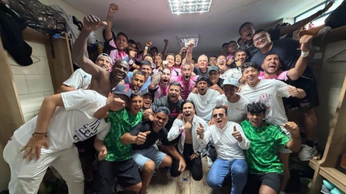 El equipo del Deportivo Mixco celebró su pase a la semifinal del torneo Clausura 2026 y Copa Centroamericana 2026. Foto La Hora: Neto Bran/FB