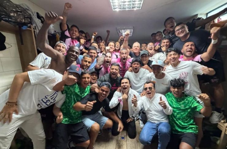 El equipo del Deportivo Mixco celebró su pase a la semifinal del torneo Clausura 2026 y Copa Centroamericana 2026. Foto La Hora: Neto Bran/FB