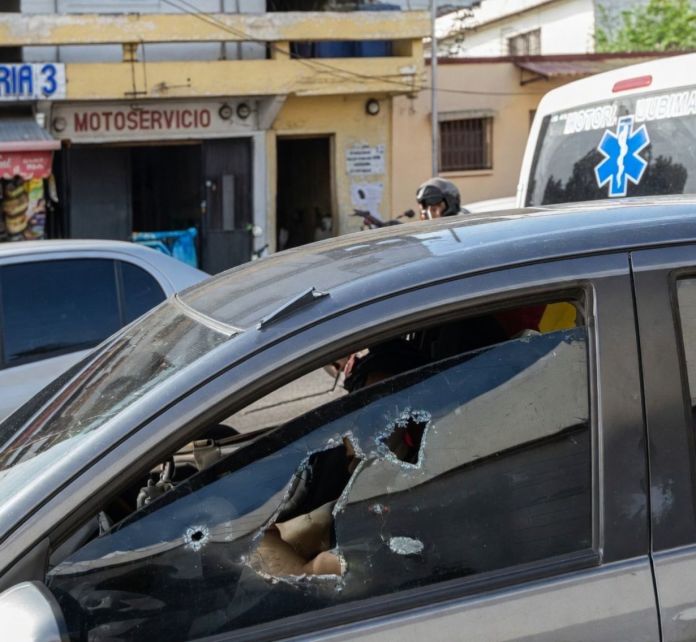 En el hecho armado, la conductora del vehículo resultó ilesa, pero antes los delincuentes le robaron sus pertenencias. Foto La Hora: Montejo