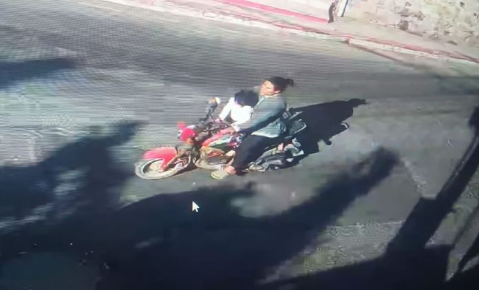 Mujer captada por cámaras municipales mientras secuestraba a menor es detenida por PNC. Foto La Hora: PNC.