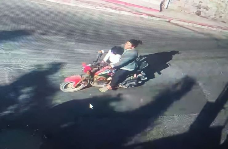 Mujer captada por cámaras municipales mientras secuestraba a menor es detenida por PNC. Foto La Hora: PNC.