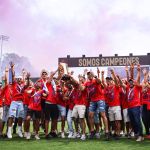 Además de celebrar el triunfo en la cancha del estadio Mario Camposeco, Municipal lo hizo junto a su afición este domingo en el estadio El Trébol.