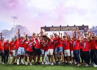 Además de celebrar el triunfo en la cancha del estadio Mario Camposeco, Municipal lo hizo junto a su afición este domingo en el estadio El Trébol.