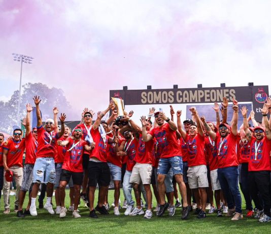 Además de celebrar el triunfo en la cancha del estadio Mario Camposeco, Municipal lo hizo junto a su afición este domingo en el estadio El Trébol.