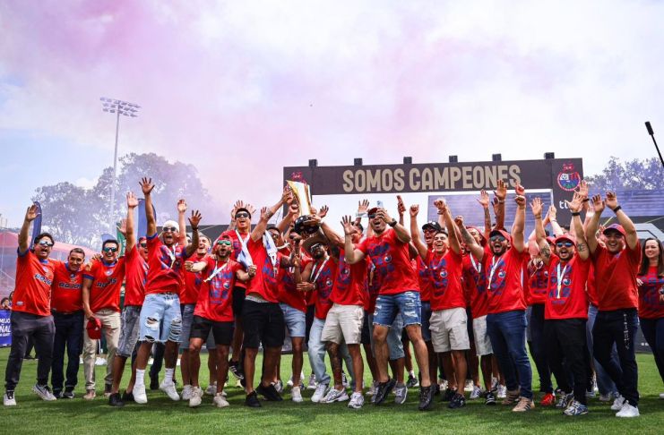 Además de celebrar el triunfo en la cancha del estadio Mario Camposeco, Municipal lo hizo junto a su afición este domingo en el estadio El Trébol.